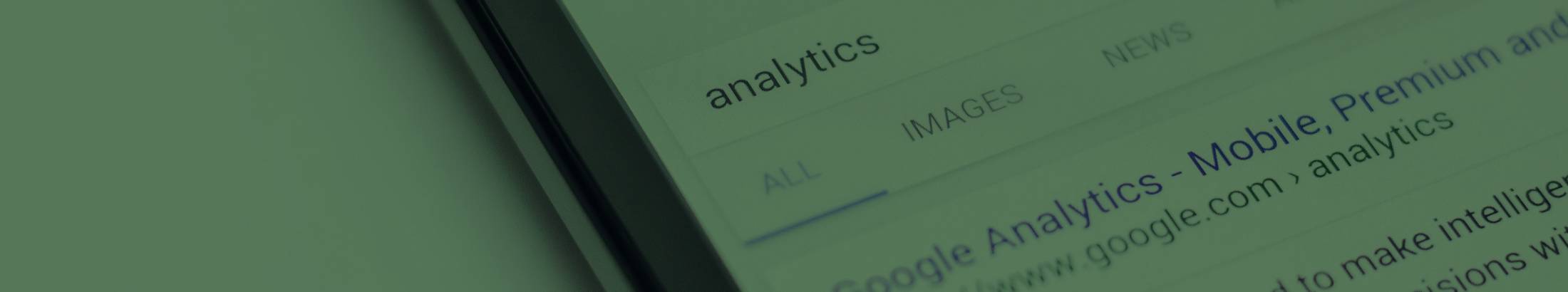 Google SERP on smartphone for the query 'Analytics' - with Google Analytics appearing first